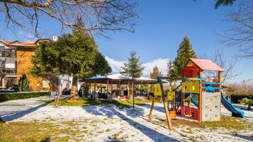 Área de juegos infantiles al aire libre