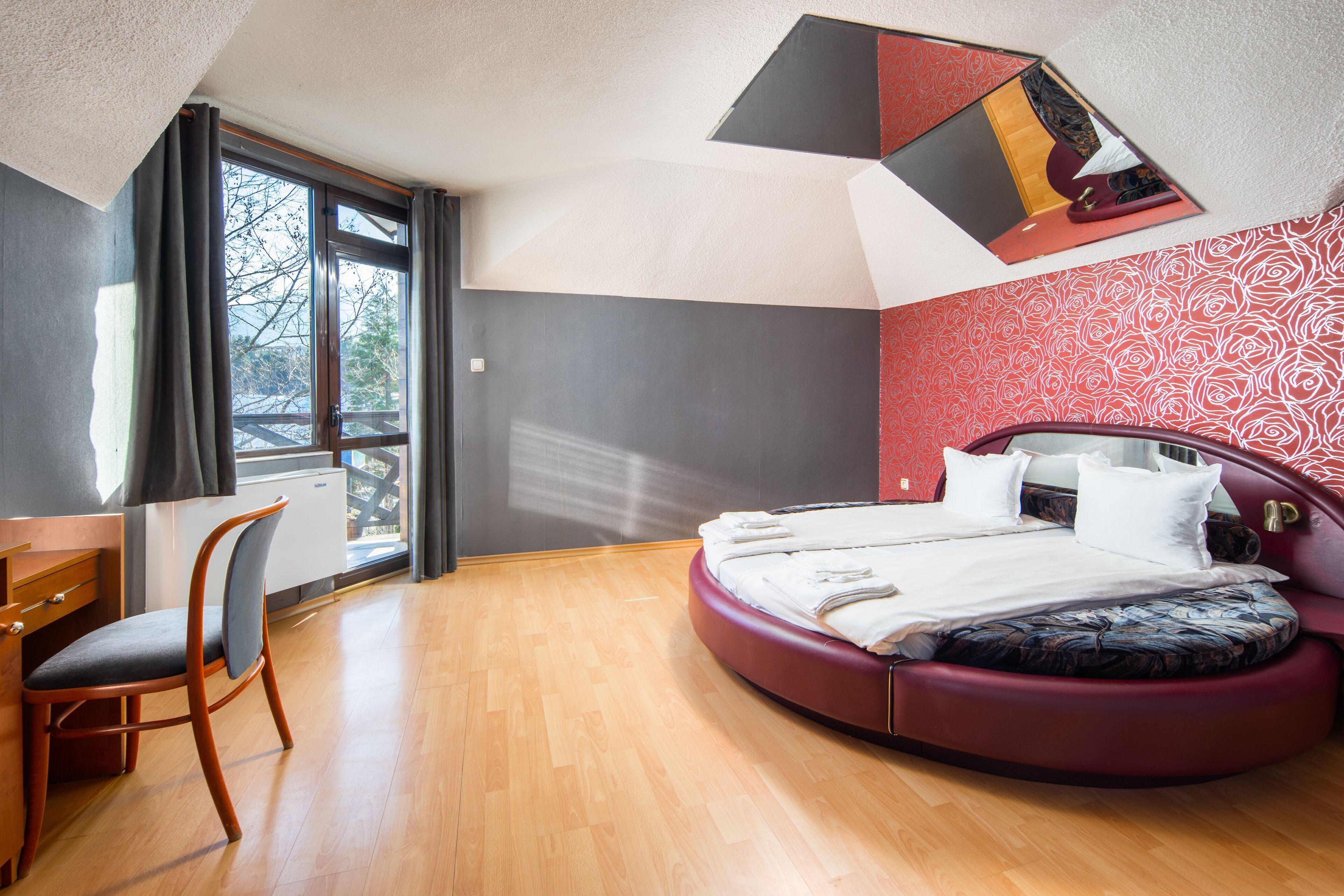 Tabla de planchar con plancha, wifi gratis y ropa de cama 