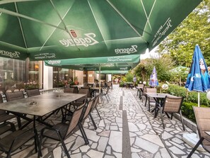 Outdoor dining - Dolna Bania Hotel (Dolna Banya)