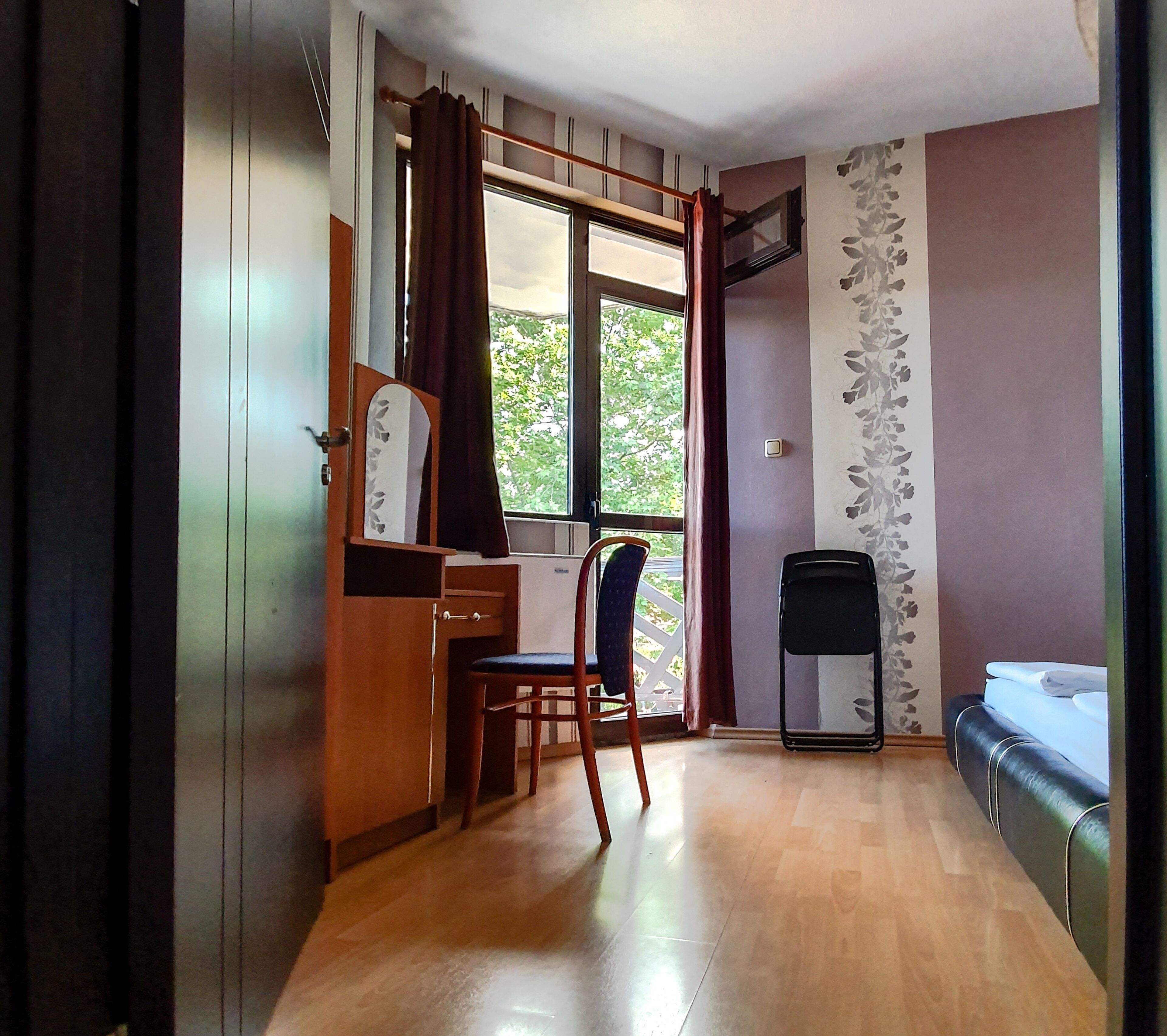 Tabla de planchar con plancha, wifi gratis y ropa de cama 