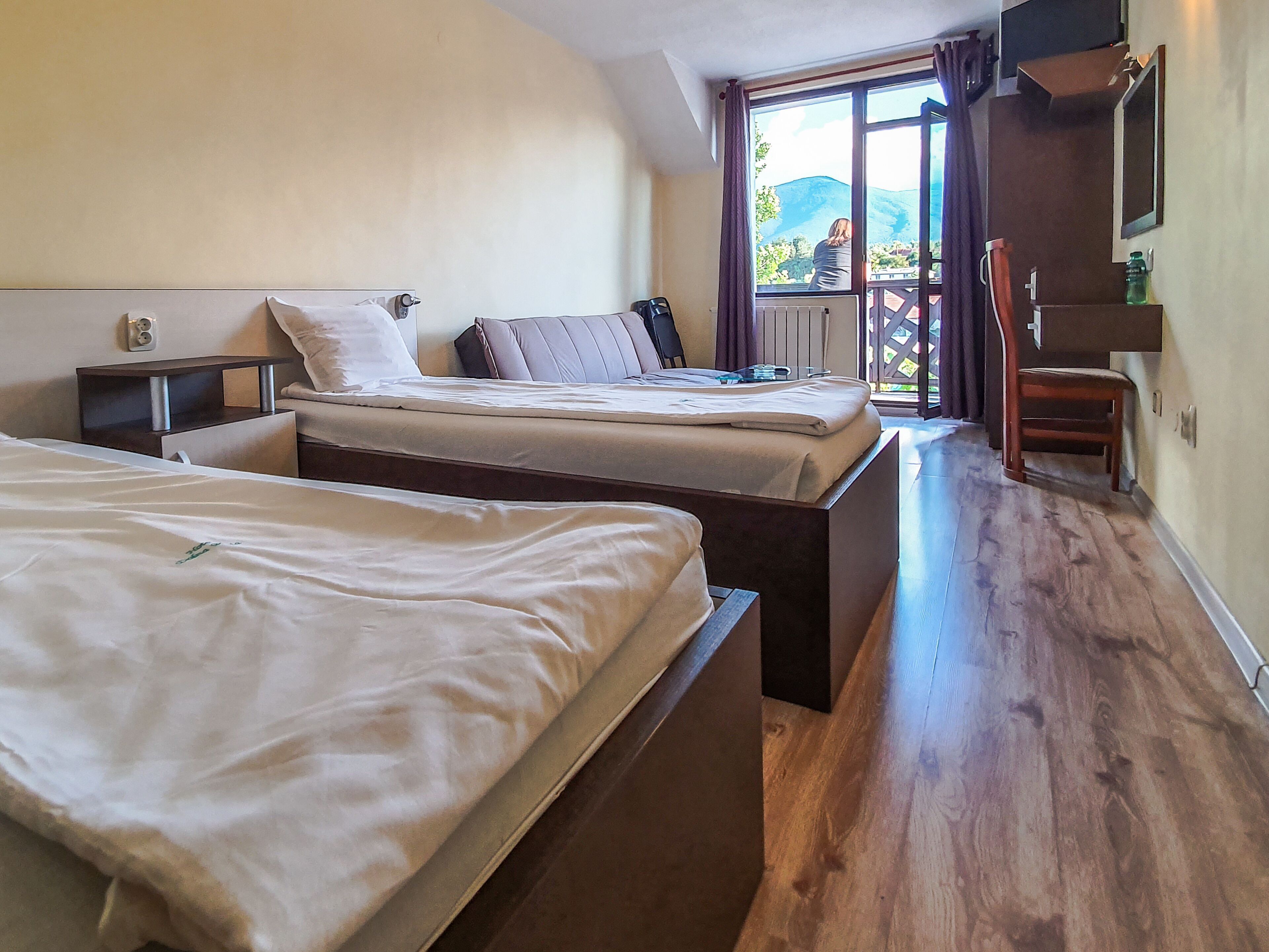 Tabla de planchar con plancha, wifi gratis y ropa de cama 