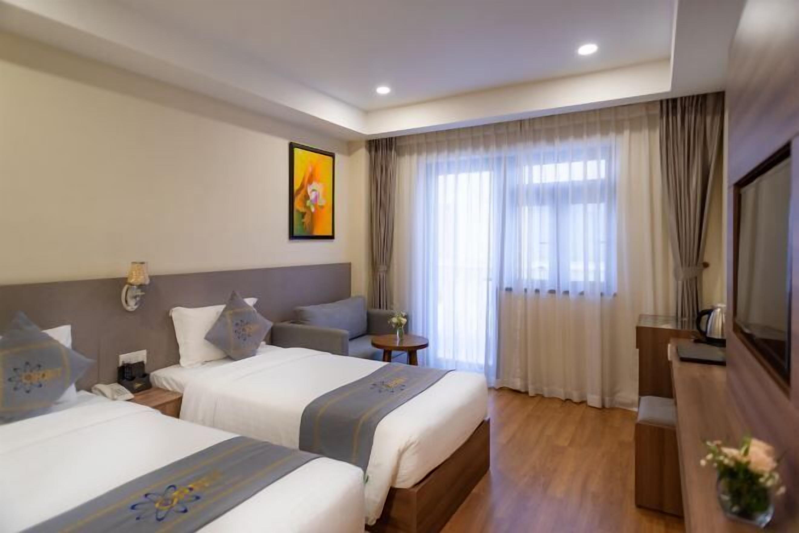 Minibar, caja de seguridad en la habitación y escritorio 