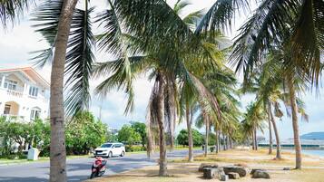 Playa en los alrededores y playa de arena blanca