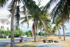 In Strandnähe, weißer Sandstrand