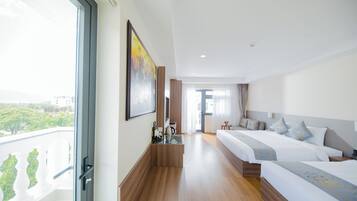 Triple Family with Sea View | Bar mini, peti besi dalam bilik, meja, ruang kerja komputer riba