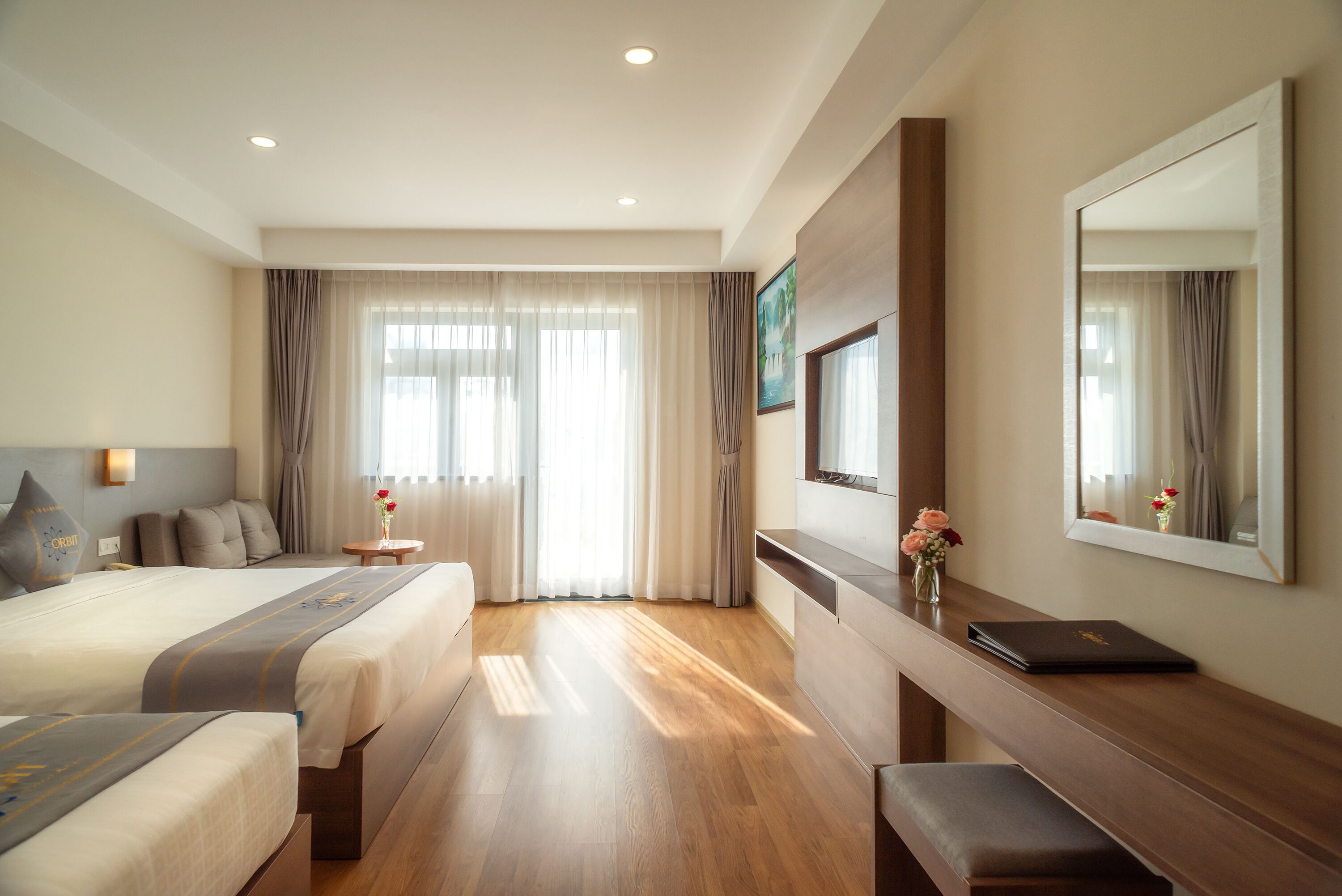 Minibar, caja de seguridad en la habitación y escritorio 