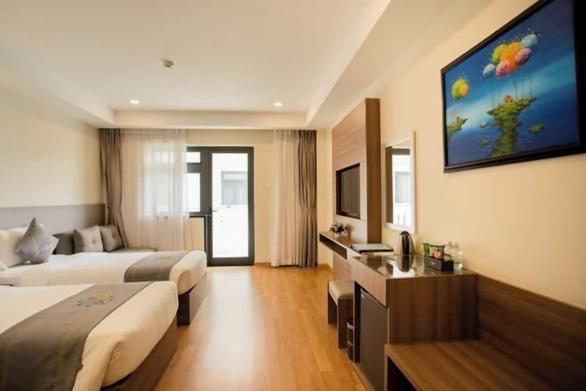 Frigobar, cofres nos quartos, escrivaninha