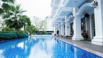 2 albercas al aire libre