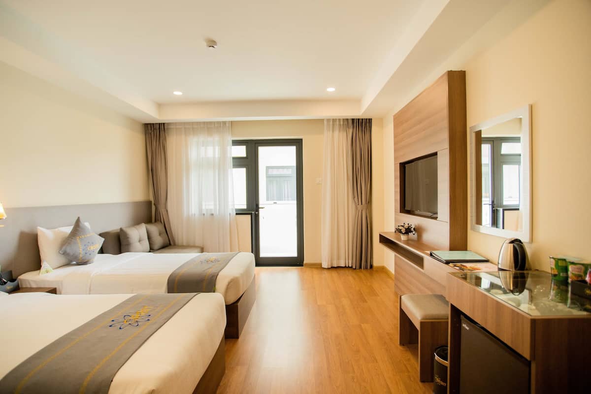Junior Deluxe Balcony | In-room safe, desk, laptop workspace, blackout drapes