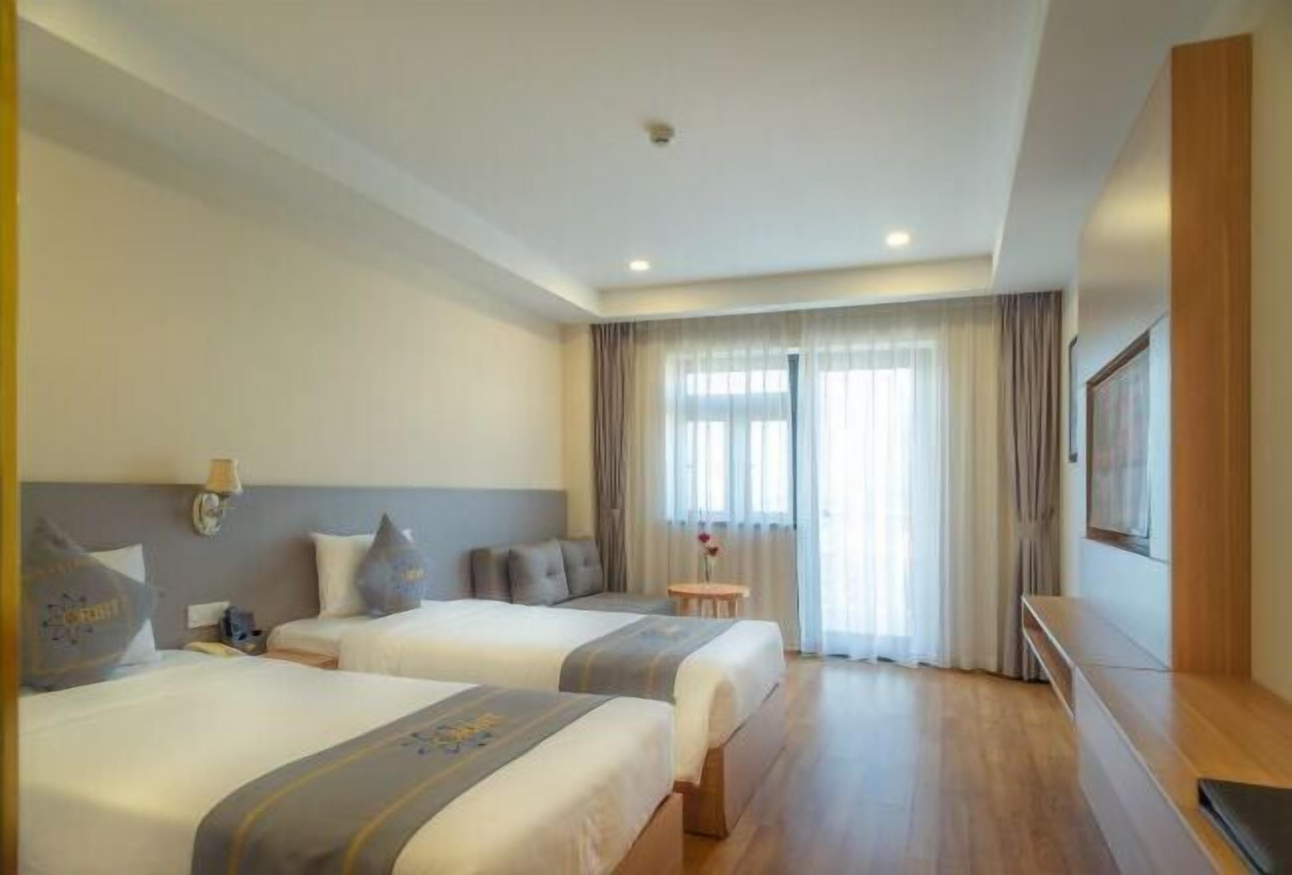 Minibar, caja de seguridad en la habitación y escritorio 