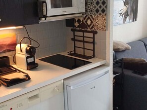 Kylskåp, mikrovågsugn, ugn och diskmaskin