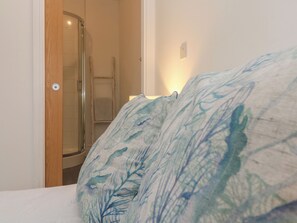 2 bedrooms, individually decorated, individually furnished, free WiFi - Upper Deck (Truro)