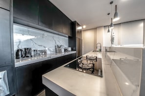 Full-sized fridge, microwave, oven, stovetop - Balangan Beach Villa Freya (Jimbaran)