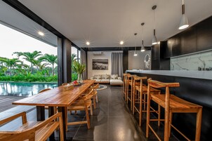 Refrigerador con freezer, microondas, horno, placa de cocina