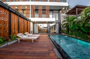 2 outdoor pools, sun loungers