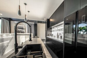 Full-sized fridge, microwave, oven, stovetop - Balangan Beach Villa Freya (Jimbaran)