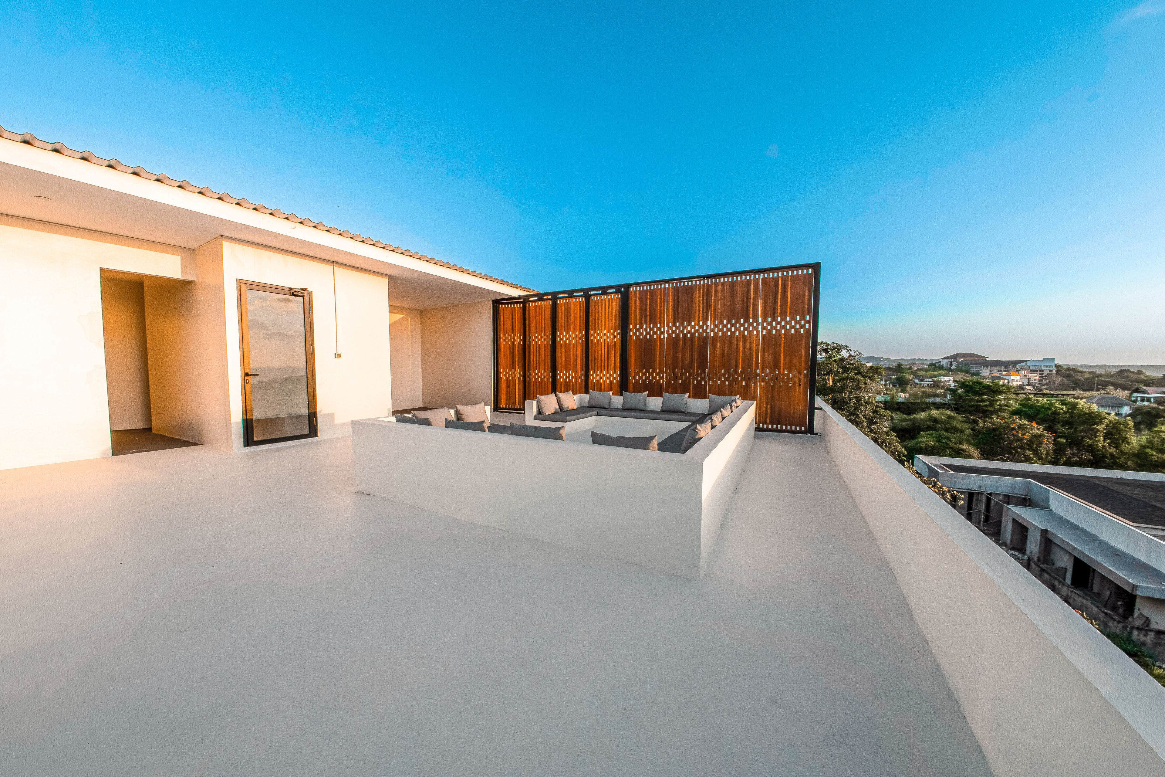 Una terraza en la azotea con zona de estar y vistas del paisaje circundante.