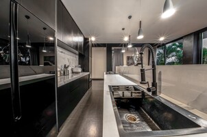 Refrigerador con freezer, microondas, horno, placa de cocina