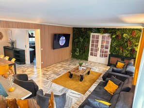 TV, fireplace - Villa with US Ranch-style games room (Saint-Fargeau-Ponthierry)