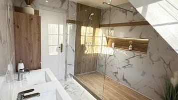 Bañera, secador de pelo, jabón y champú