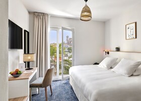 Caja de seguridad en la habitación y escritorio 