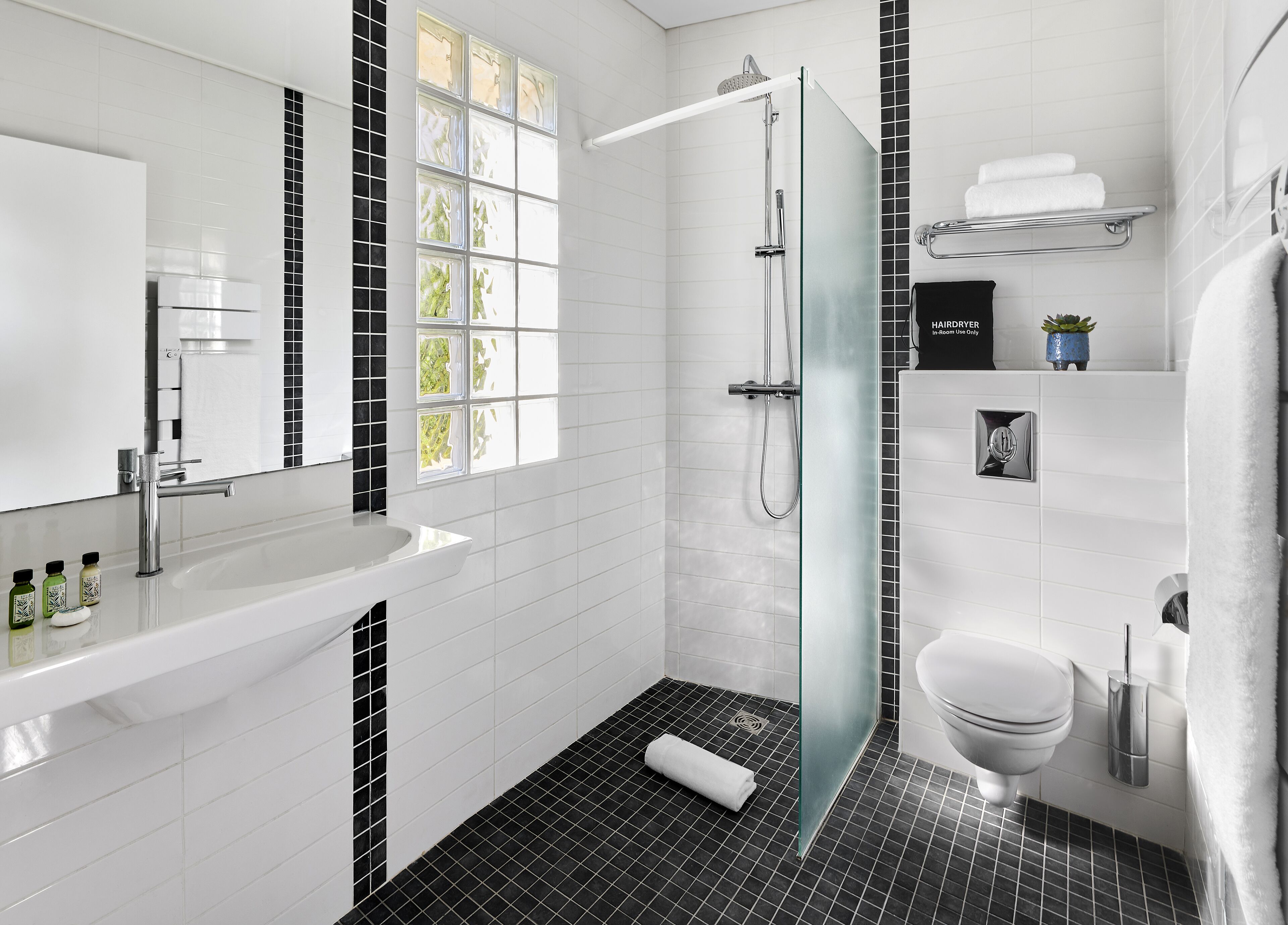 junior suite | bathroom | shower, free toiletries, hair dryer, towels