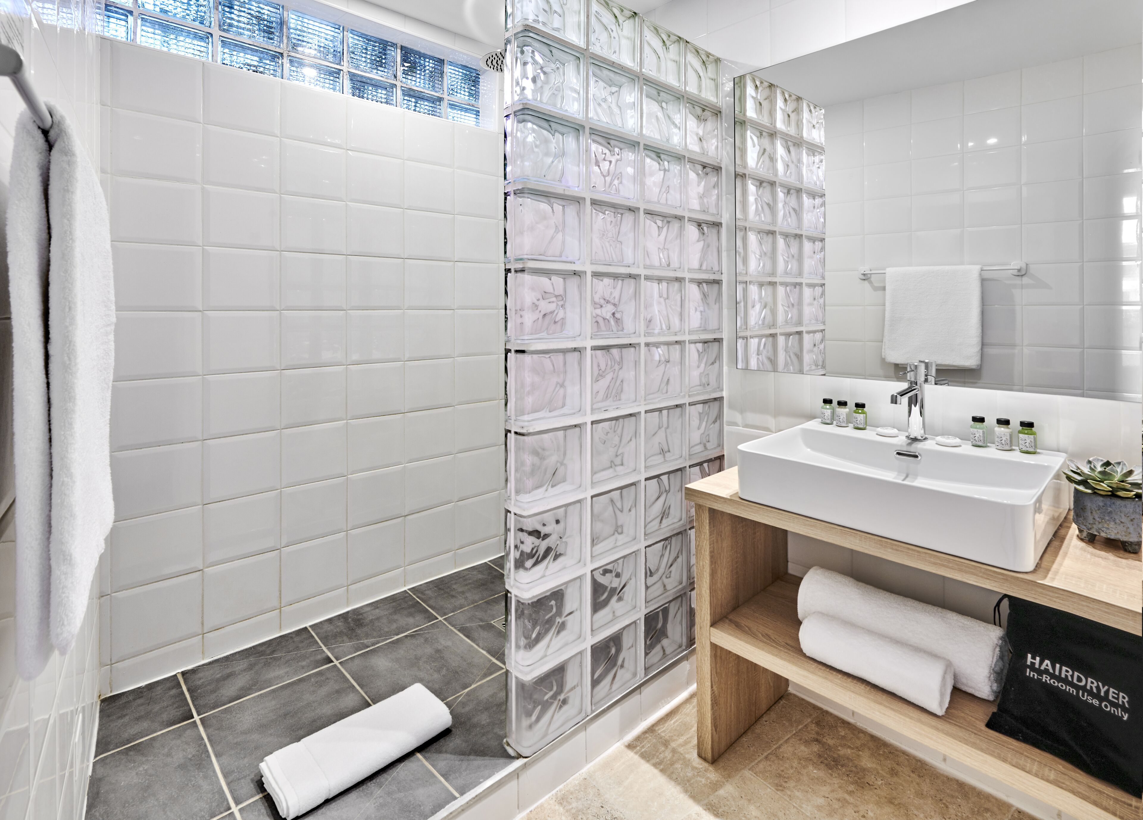suite, terrace | bathroom | shower, free toiletries, hair dryer, towels