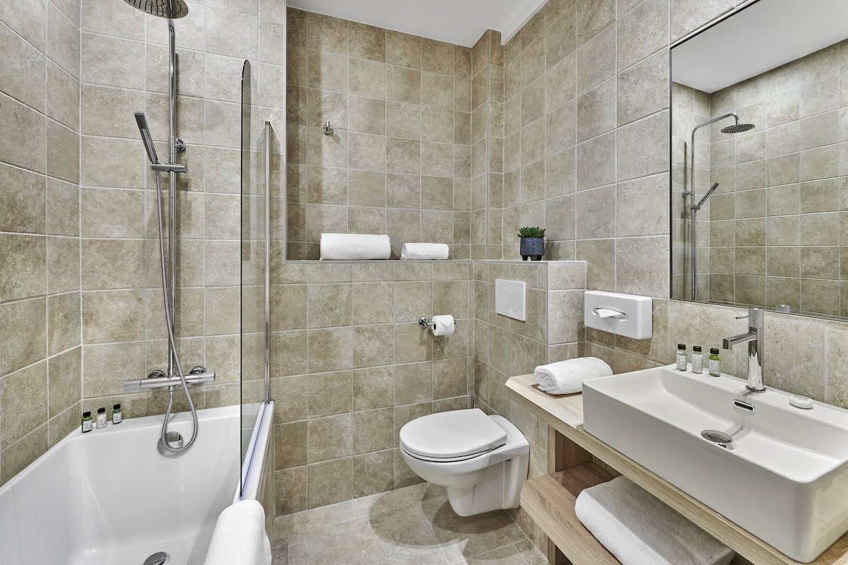 superior double room | bathroom | shower, free toiletries, hair dryer, towels