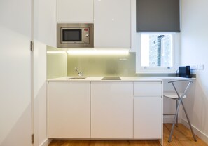 Frigorífic petit, microones, placa de cuina i cafetera exprés 