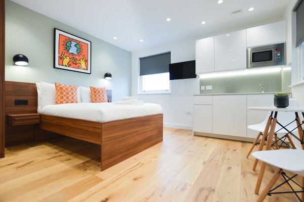 Deluxe Studio Apartment | Hypo-allergenic bedding, blackout drapes, iron/ironing board, free WiFi