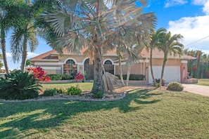 Property grounds - Panoramic Gulf Access +Heated Pool +Screened Lanai (Cape Coral)