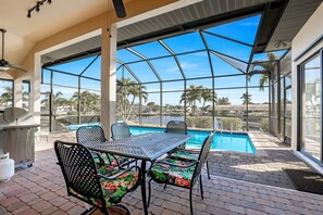 Outdoor dining - Panoramic Gulf Access +Heated Pool +Screened Lanai (Cape Coral)