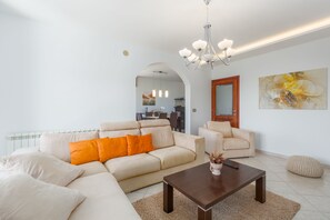 TV - Pool, sun loungers, well-kept garden,family-friendly, barbecue, garden furniture (Vižinada)
