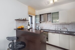 Fridge, microwave, oven, stovetop - Pool, sun loungers, well-kept garden,family-friendly, barbecue, garden furniture (Vižinada)