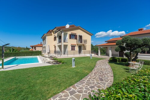 Pool, sun loungers, well-kept garden,family-friendly, barbecue, garden furniture