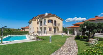 Pool, sun loungers, well-kept garden,family-friendly, barbecue, garden furniture