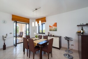 Dining - Pool, sun loungers, well-kept garden,family-friendly, barbecue, garden furniture (Vižinada)