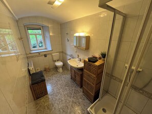 Dusche, kostenlose Toilettenartikel, Handtücher, Seife