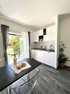 Refrigerador, microondas, parrilla de estufa y cafetera y tetera 