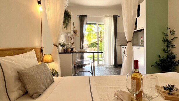 Une chambre d’hôtel avec deux lits, un coin repas et une vue sur l’extérieur.