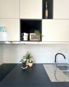 Kühlschrank, Mikrowelle, Herdplatte, Wasserkocher mit Kaffee-/Teezubehör