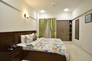 3 Schlafzimmer, Zimmersafe, Schreibtisch, Bügeleisen/Bügelbrett