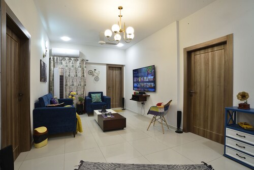 Zaha Homes: Bright, Modern 3br Family-friendly apartment