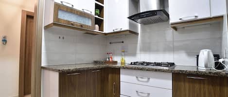 Réfrigérateur, micro-ondes, plaque de cuisson, bouilloire électrique