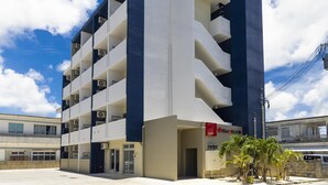 Un edificio a più piani dal design moderno, caratterizzato da una marcata combinazione di colori blu e bianco.