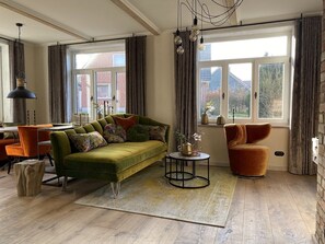 Televisión LED, chimenea, piso con calefacción y oficina 