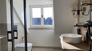 Verwalter Haus Apartment 1 & 2 | Bathroom | Shower, rainfall showerhead, hair dryer, towels - Verwalter Haus (Bad Segeberg)