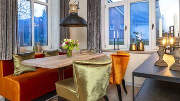 75-Zoll-LED-Fernseher mit Satellitenempfang, Fernseher, Kamin