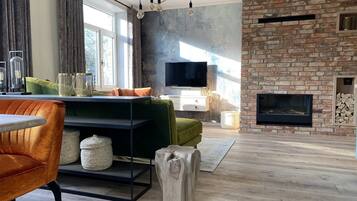 Verwalter Haus Apartment 3 & 4 | Wohnbereich | 75-Zoll-LED-Fernseher mit Satellitenempfang, Fernseher, Kamin