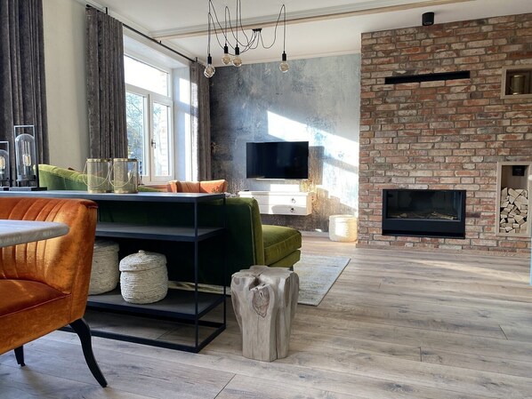 Verwalter Haus Apartment 3 & 4 | Área de sala de estar | Televisión LED, chimenea, piso con calefacción y oficina 